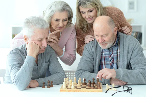 Две Пожилые Пары Сидят Столом Играют Шахматы — стоковое фото