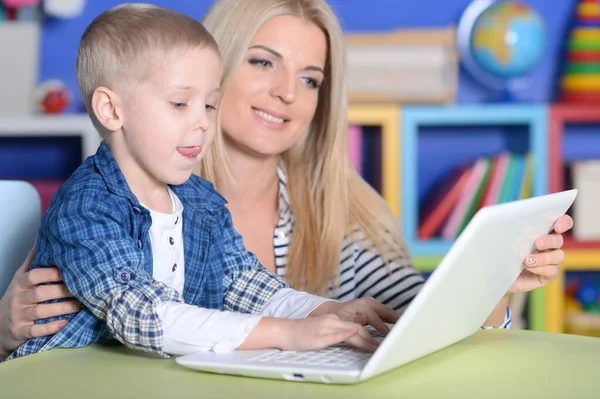 Moeder Zoon Met Behulp Van Moderne Laptop — Stockfoto