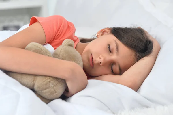 Linda Menina Dormindo Cama Com Ursinho Pelúcia — Fotografia de Stock