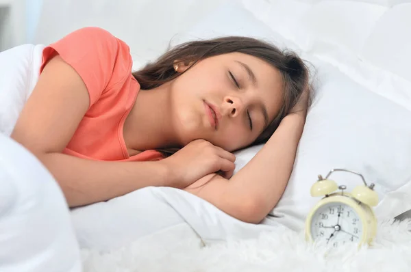 Menina Bonito Dormindo Cama — Fotografia de Stock