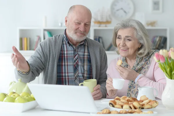 Pareja Ancianos Utilizando Ordenador Portátil Casa — Foto de Stock