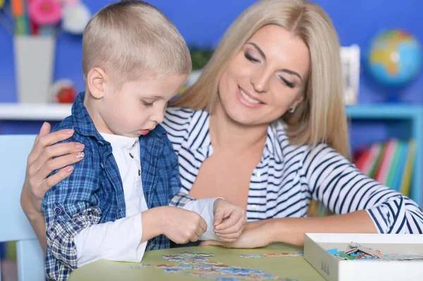 Femme Petit Garçon Jouant Avec Des Puzzles — Photo