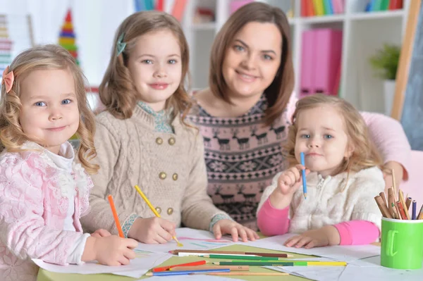Mother Her Three Daughters Drawing Together — Stock Photo, Image