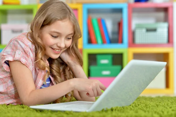 Schattig Meisje Met Behulp Van Laptop Terwijl Liggend Groene Vloer — Stockfoto