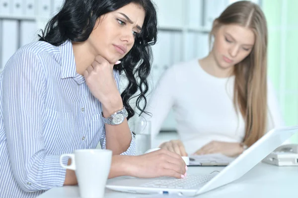 Jóvenes Empresarias Que Trabajan Una Oficina Moderna — Foto de Stock