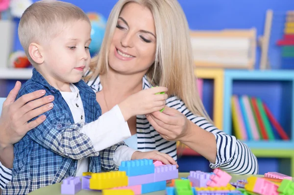 Frau Und Kleiner Junge Spielen Gemeinsam Mit Bunten Plastikklötzen — Stockfoto