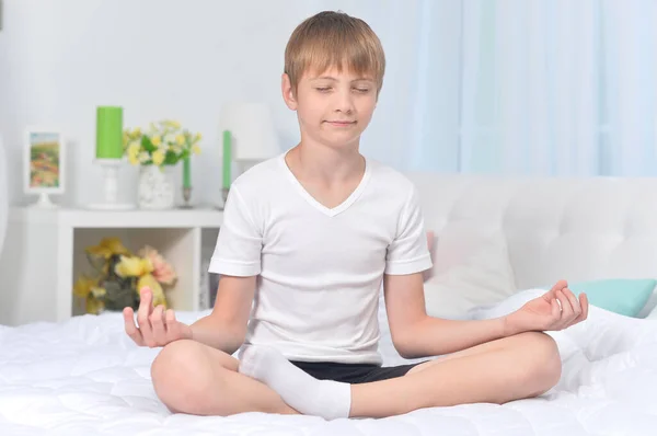 Retrato Menino Meditando Cama Pela Manhã — Fotografia de Stock