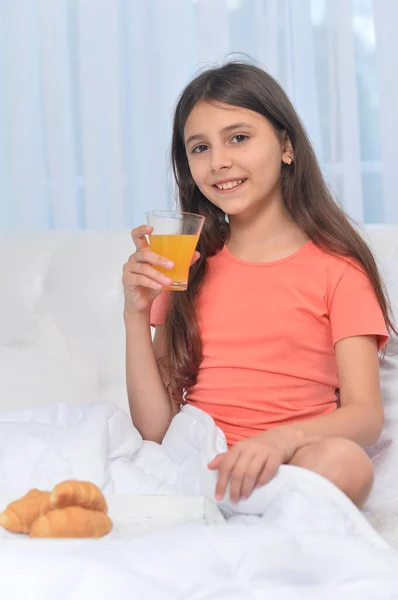 Симпатичная Девушка Завтраком Дома Кровати — стоковое фото