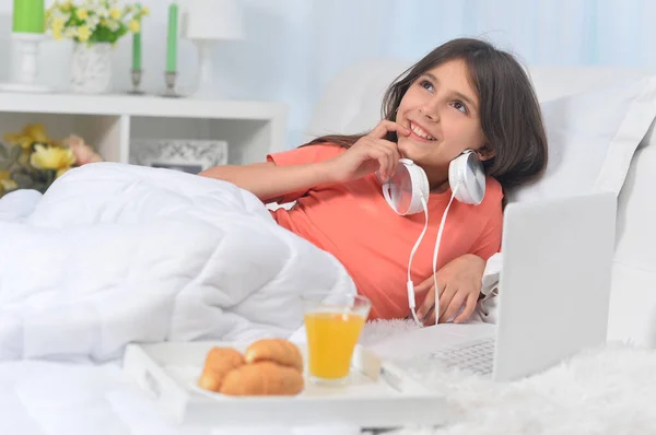 Beautiful Girl Laptop Having Breakfast — Stock Photo, Image