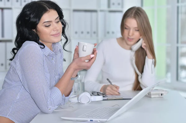 Jeune Femme Affaires Travaillant Dans Bureau Moderne Avec Ordinateur Portable — Photo