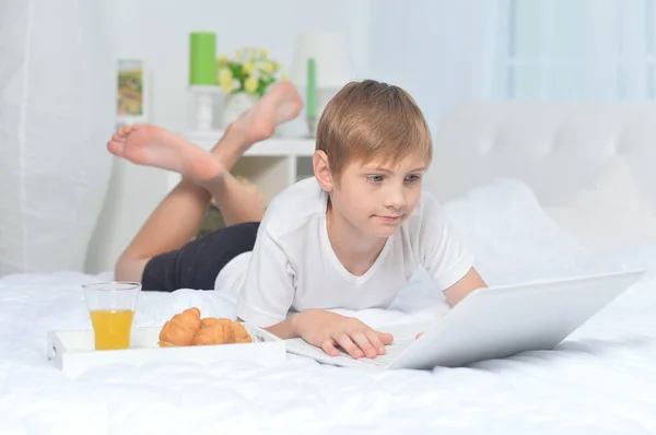 Retrato Niño Usando Ordenador Portátil Cama Mientras Desayuna — Foto de Stock