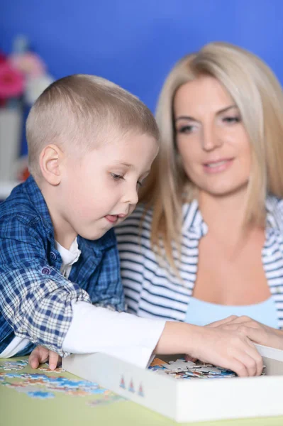 Madre Figlio Che Raccolgono Pezzi Puzzle Insieme Nella Stanza — Foto Stock