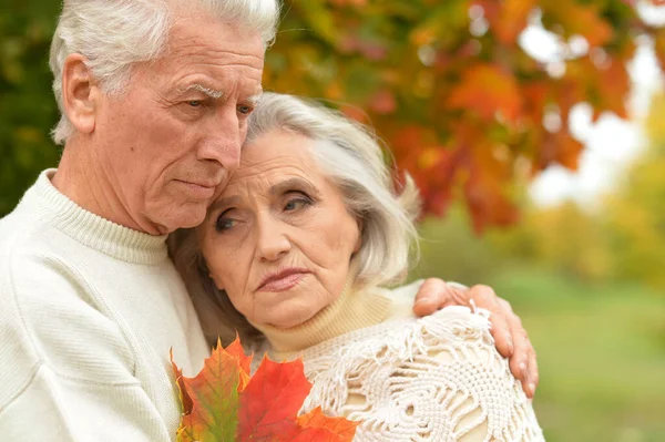 Portret Van Een Triest Stel Het Park — Stockfoto