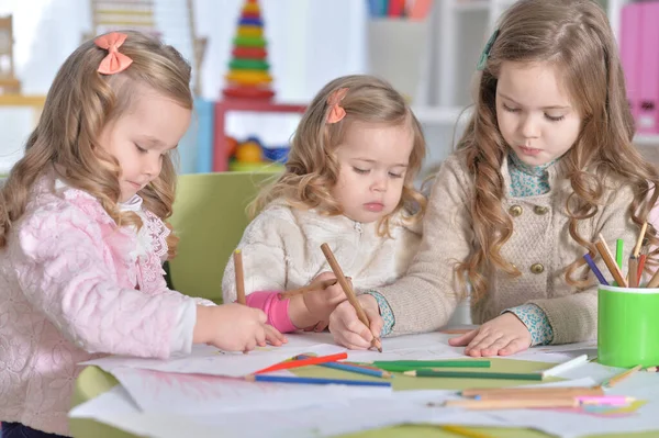 Χαριτωμένα Κοριτσάκια Ζωγραφίζουν Μολύβια — Φωτογραφία Αρχείου