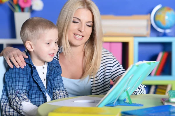 Mutter Mit Ihrem Sohn Bei Hausaufgaben Hause — Stockfoto