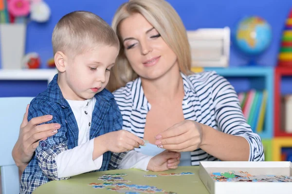 Kvinna Och Liten Pojke Leker Med Pussel — Stockfoto