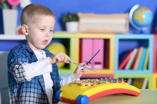 Bonito Pequeno Filho Brincando Com Brinquedo — Fotografia de Stock