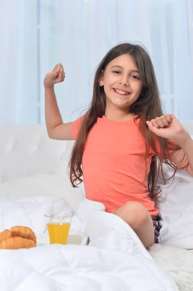 Roztomilý Dívka Snídaní Doma Posteli — Stock fotografie