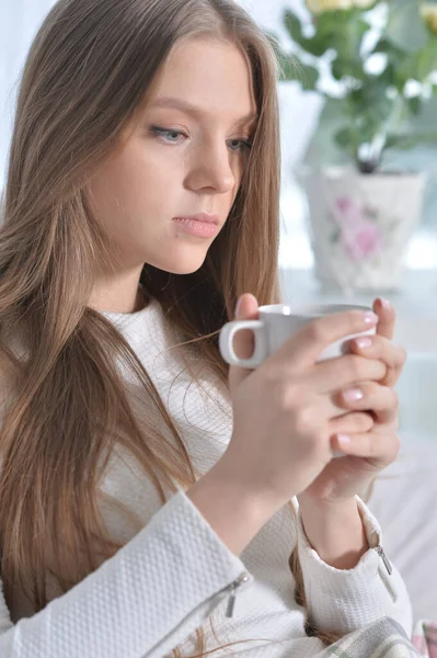 Молодая Привлекательная Женщина Чашкой Чая Уютном Кресле — стоковое фото