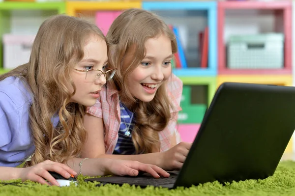 Duas Meninas Bonitas Deitado Chão Usando Laptop — Fotografia de Stock