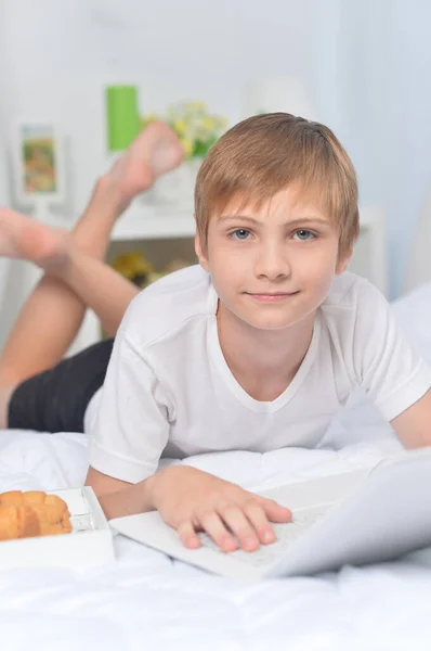 Portret Van Jongen Met Laptop Bed Ontbijten — Stockfoto