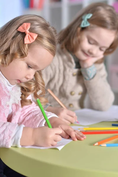 Dwa Słodkie Dziewczynki Rysunek Ołówkami — Zdjęcie stockowe