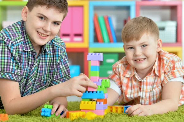 Hermanos Jugando Con Bloques Plástico Colores Habitación — Foto de Stock