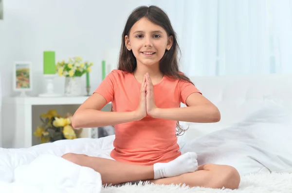 Linda Niña Haciendo Yoga Cama — Foto de Stock