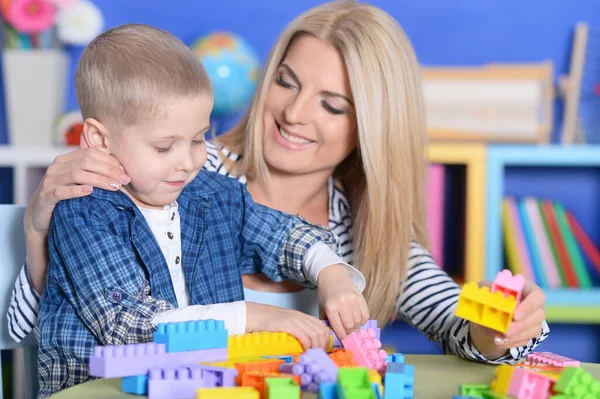 Kvinna Och Liten Pojke Leker Med Färgglada Plastblock Tillsammans — Stockfoto