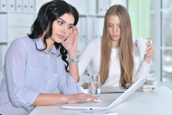 Duas Mulheres Negócios Que Trabalham Mesa Escritório Moderno — Fotografia de Stock