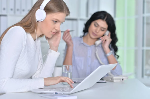 Joven Mujer Negocios Auriculares Que Trabajan Oficina Moderna Con Olleague — Foto de Stock