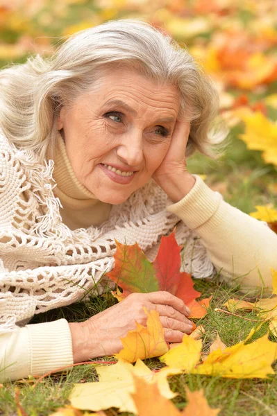 Senior Krásná Žena Ležící Listí — Stock fotografie