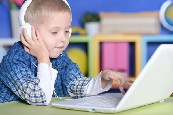 Portret Van Gelukkige Jongen Spelen Video Game Thuis — Stockfoto