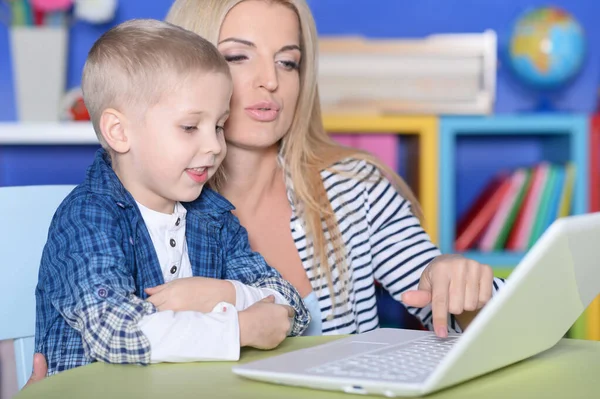 母亲和儿子使用现代笔记本电脑 — 图库照片