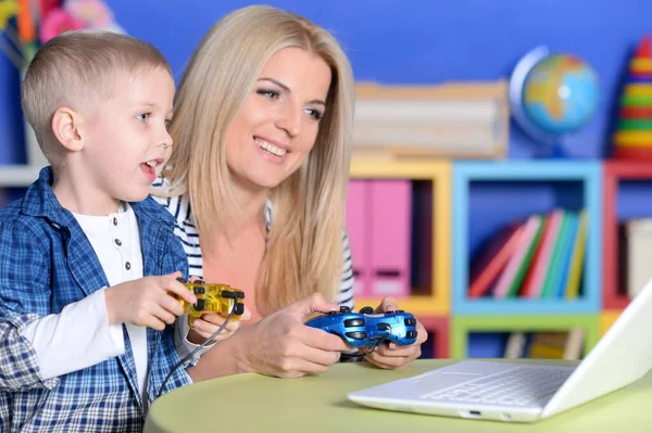 Mãe Filho Jogando Jogo Computador Com Laptop — Fotografia de Stock