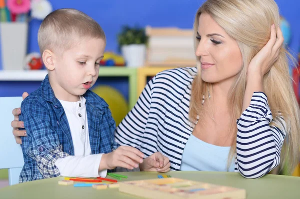 Joven Madre Lindo Pequeño Hijo Jugando — Foto de Stock