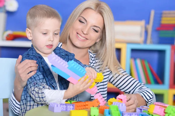 Kvinna Och Liten Pojke Leker Med Färgglada Plastblock Tillsammans — Stockfoto