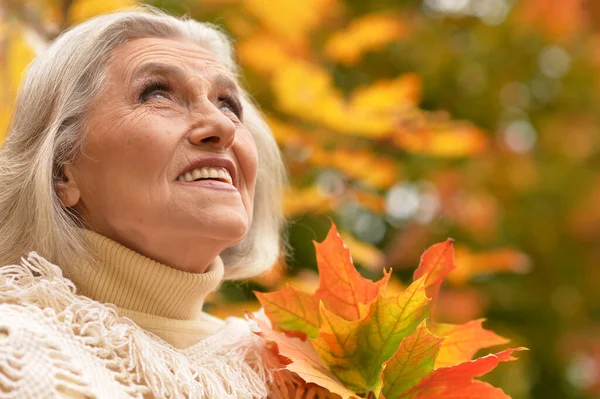 Szczęśliwy Senior Piękna Kobieta Jesiennym Parku — Zdjęcie stockowe