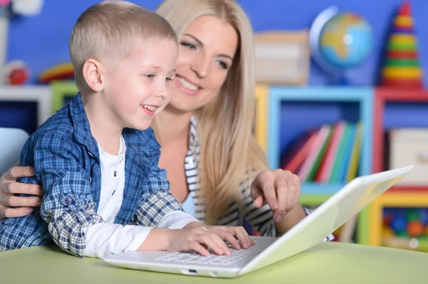 Mutter Und Sohn Mit Modernem Laptop — Stockfoto
