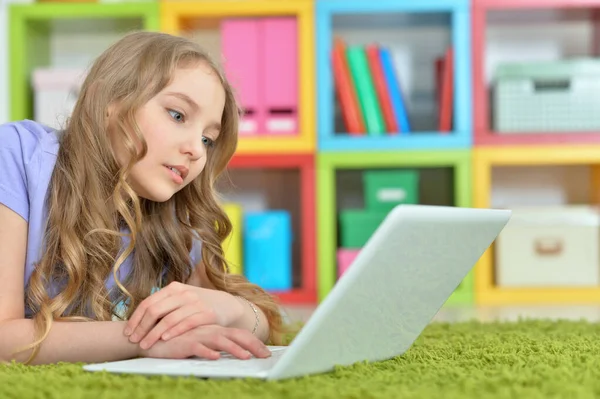 Schattig Meisje Met Behulp Van Laptop Terwijl Liggend Groene Vloer — Stockfoto