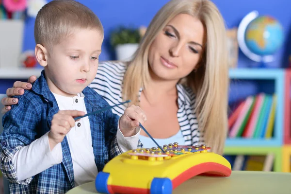 Jonge Moeder Schattig Zoontje Spelen — Stockfoto