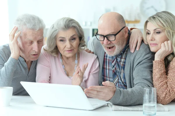 Two Senior Couples Sitting Table Looking Laptop — Stock Photo, Image