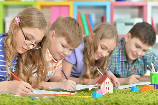 Grupo Niños Tumbados Suelo Con Alfombra Verde Dibujo Con Lápices — Foto de Stock