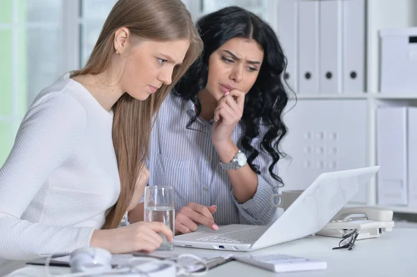 Mujeres Negocios Jóvenes Que Trabajan Con Ordenador Portátil Oficina Moderna — Foto de Stock