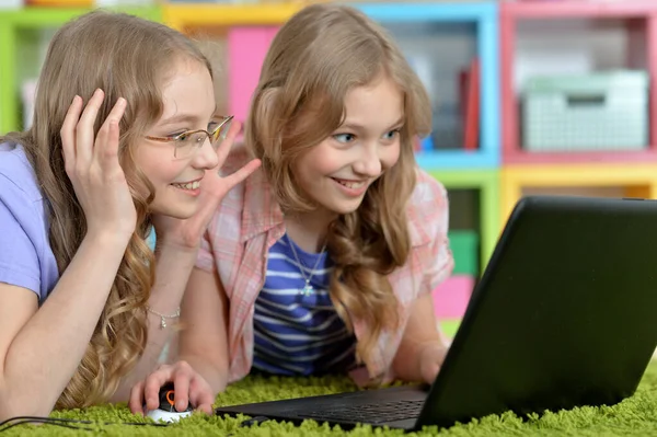 Duas Meninas Bonitas Deitado Chão Usando Laptop — Fotografia de Stock