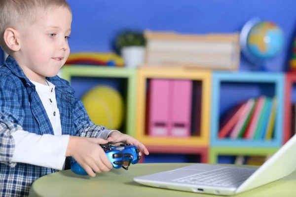 Retrato Menino Feliz Jogando Videogame Casa — Fotografia de Stock