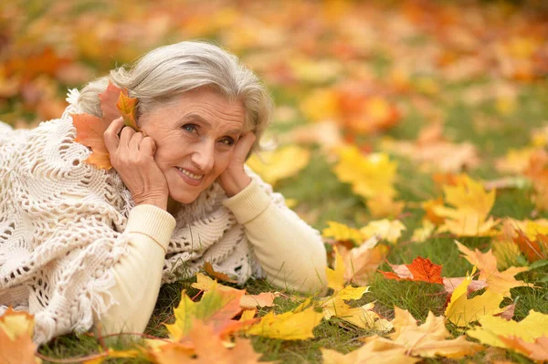 Anziana Bella Donna Sdraiata Sulle Foglie — Foto Stock