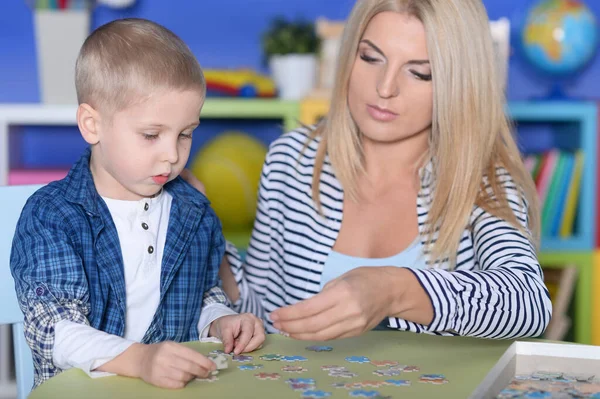 Mãe Filho Colecionando Peças Quebra Cabeça Juntos Quarto — Fotografia de Stock