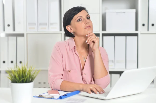 Joven Empresaria Trabajando Con Portátil Oficina — Foto de Stock