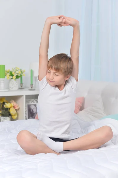 Porträt Eines Jungen Der Morgens Bett Aufwacht — Stockfoto